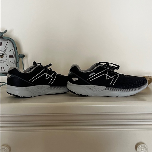 Karhu Fusion Ortix Men's Black and White Athletic Shoes - Picture 1 of 3